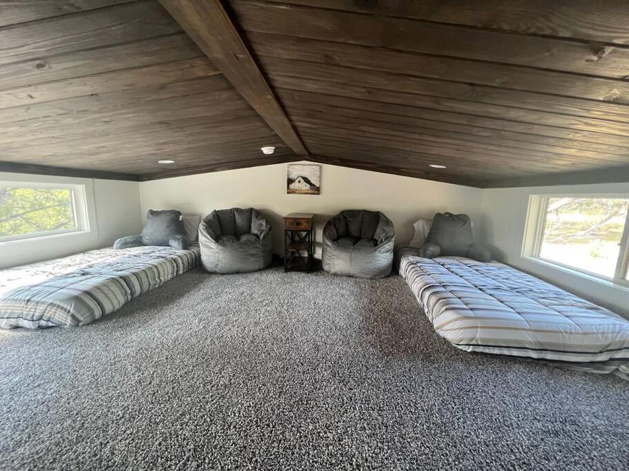 Fox Hollow - Tiny Home With Cypress Creek Access, Park Like Setting 温伯利 外观 照片